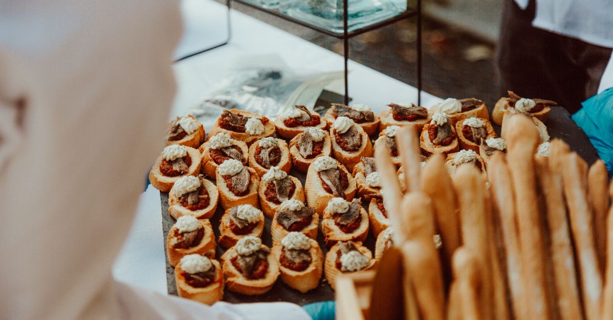 Engaging Volunteer Staff for Your Fundraising Catering Needs